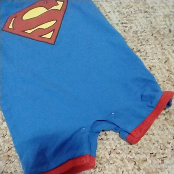 Size 4-6 M baby boys Superman onesie pajamas - Picture 9 of 11